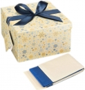 Geschenkbox gefaltet creme Winter glnzend XL inkl. Schleife und Anhnger und Seidenpapier 26 x 26 x 15 cm